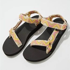 NEW Teva Women's Original Universal Sandal Pink Yellow Wave Size 10